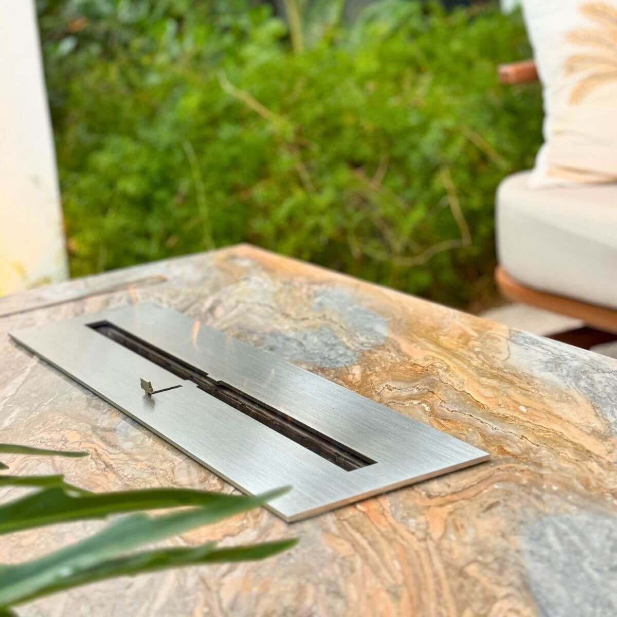 Varanda gourmet com lareira ecológica Somer integrada ao mobiliário.