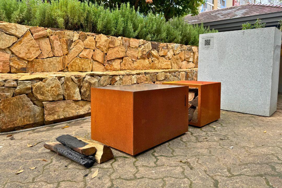 Varanda gourmet com lareira ecológica Somer integrada ao mobiliário.