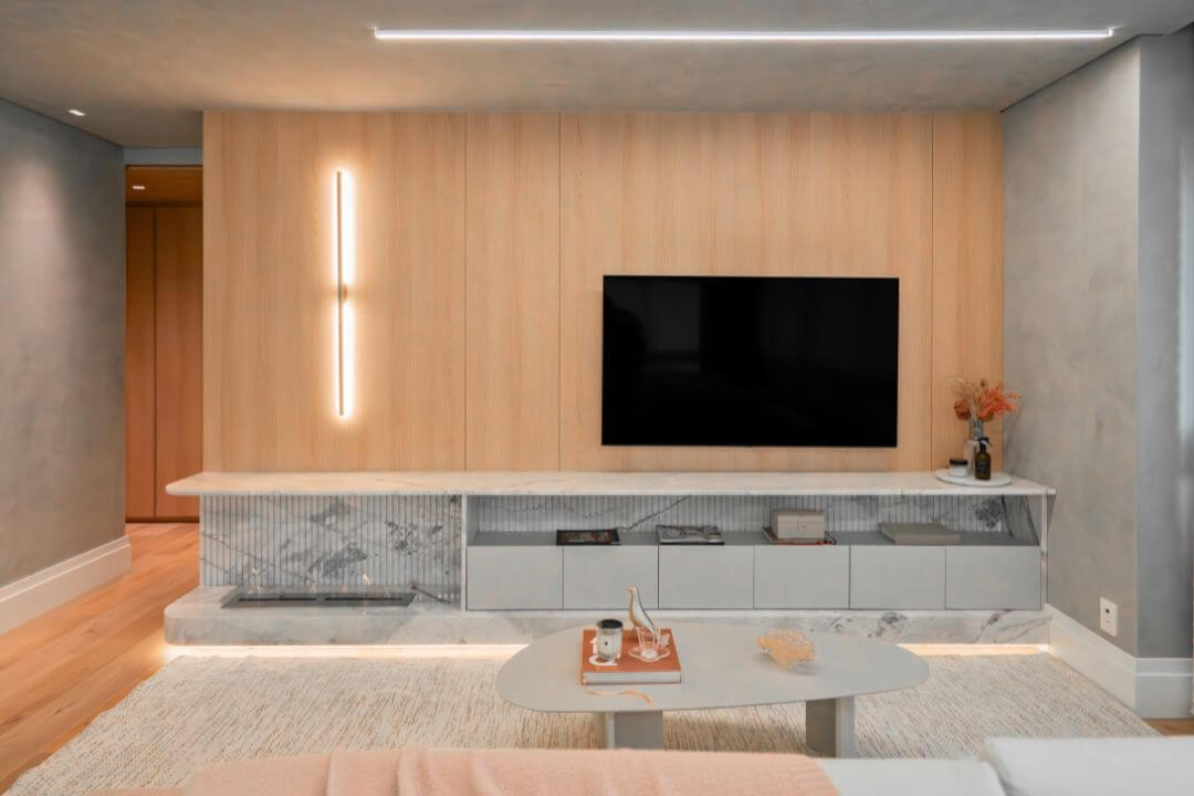 Varanda gourmet com lareira ecológica Somer integrada ao mobiliário.