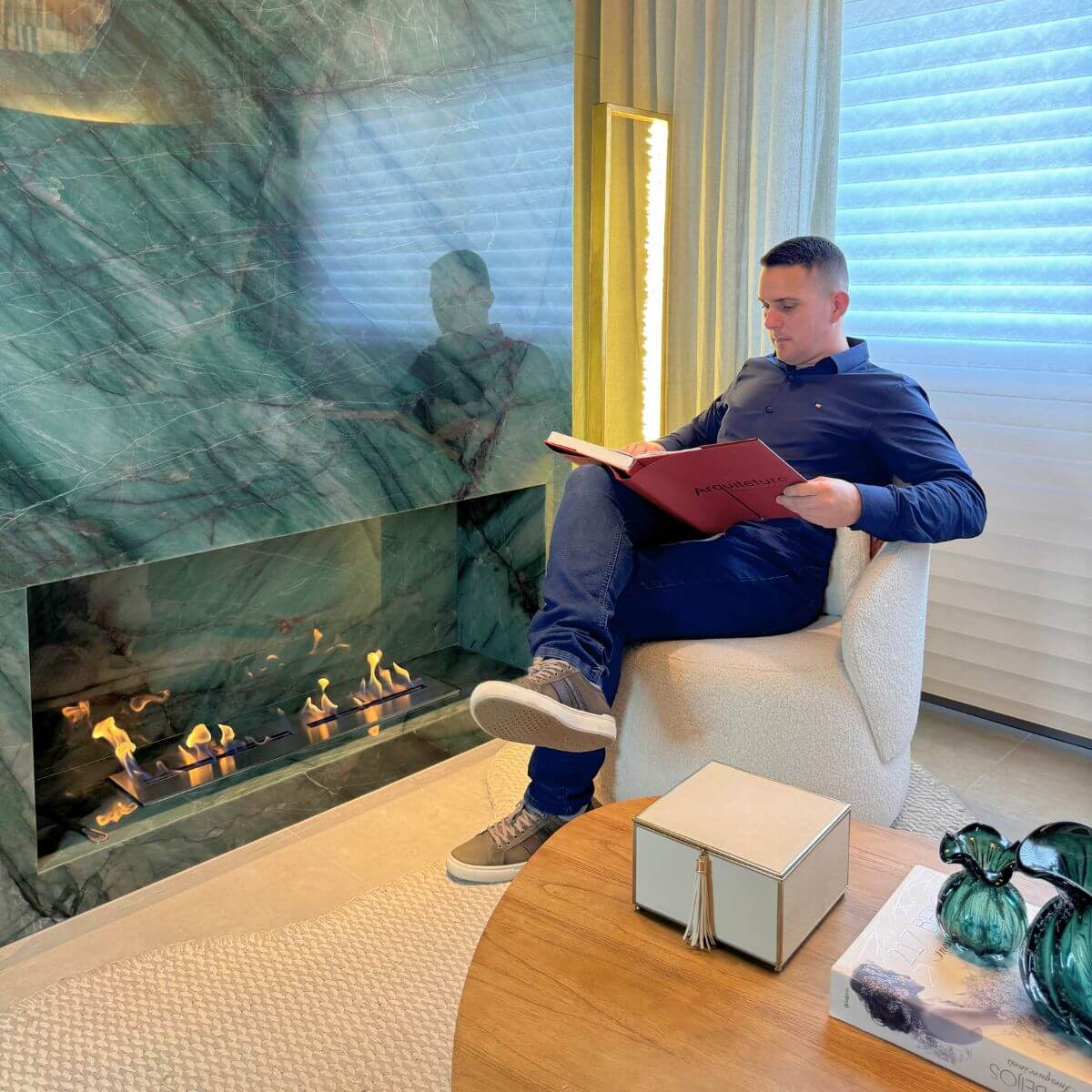 Varanda gourmet com lareira ecológica Somer integrada ao mobiliário.