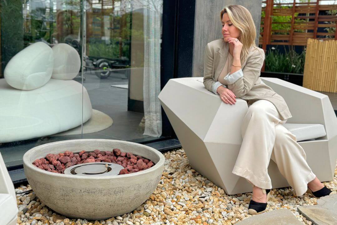 Varanda gourmet com lareira ecológica Somer integrada ao mobiliário.