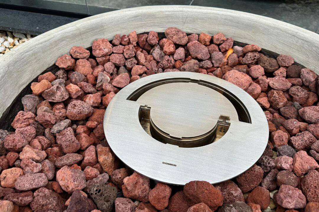 Quarto com lareira ecológica Somer em nicho baixo ao lado da cama.