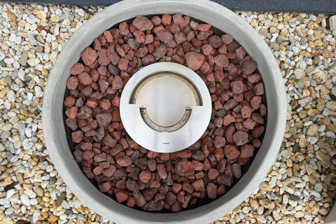 Quarto com lareira ecológica Somer em nicho baixo ao lado da cama.