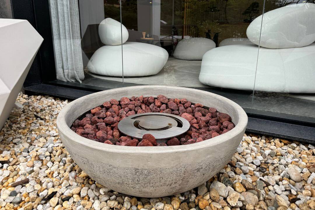 Spa com lareira ecológica Somer Round em base de pedra.